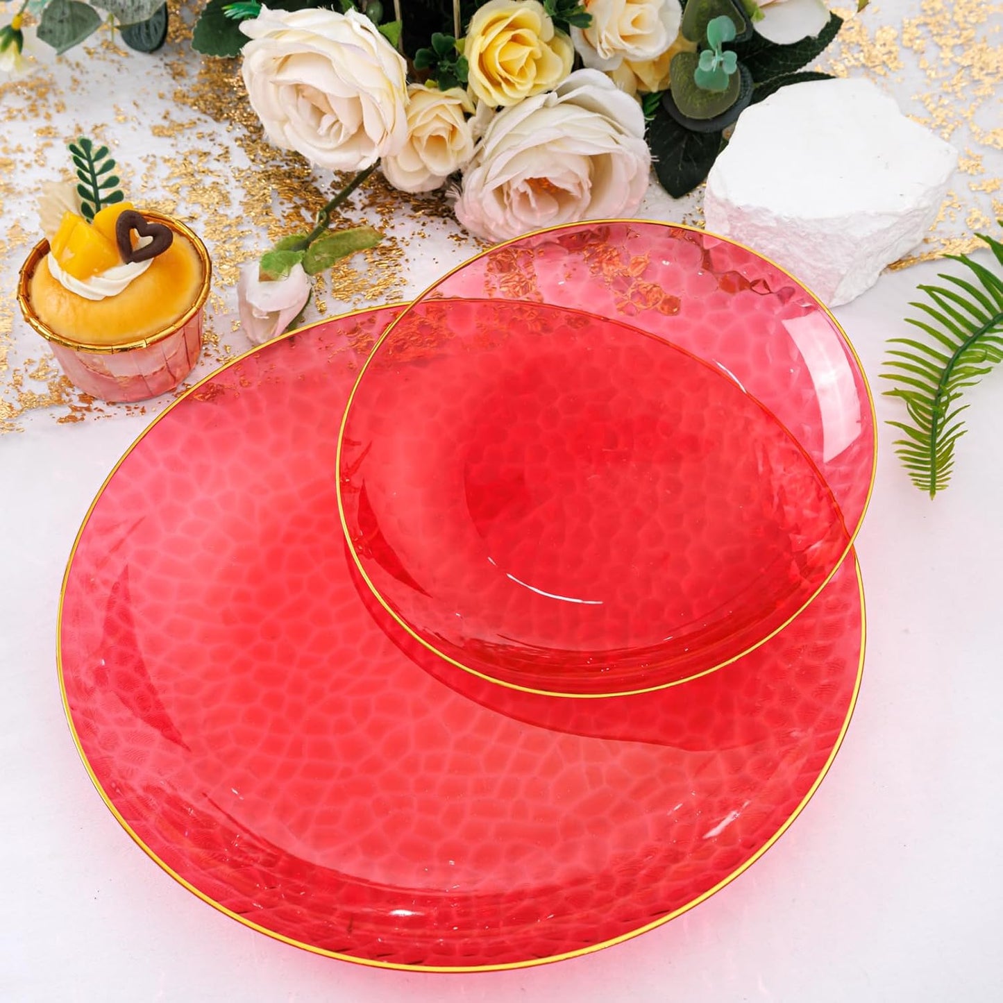 SUT 100Pcs Red Plastic Plates, Hammered Plates Disposable Heavy Duty, Red Disposable Plates With Gold Rim, Fancy Plastic plates Include 50 Dinner and 50 Dessert Plate for Wedding