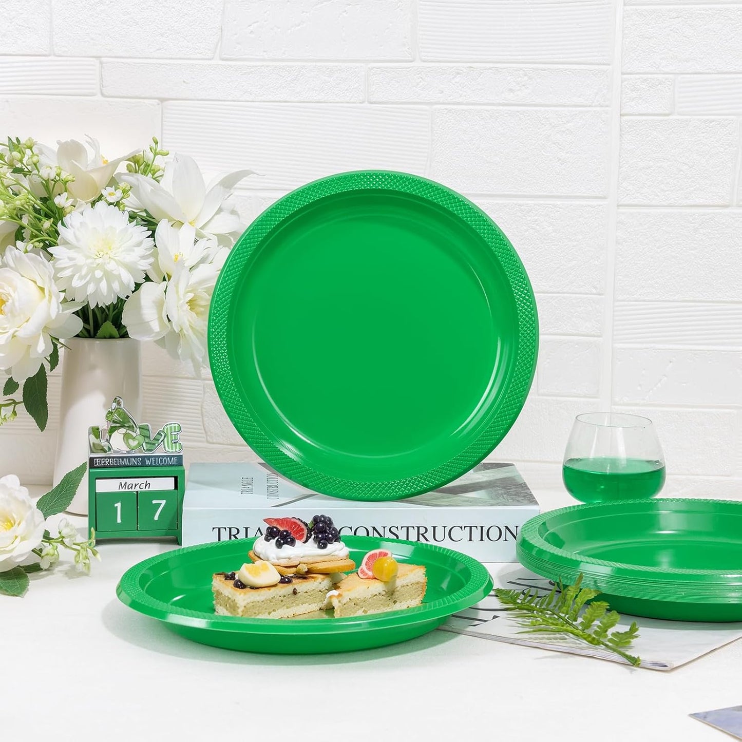 WELLIFE Green Party Plates 10 Inch -150 Count, Disposable Plastic Dinner Plates for Party St. Patrick's Day Easter Christmas