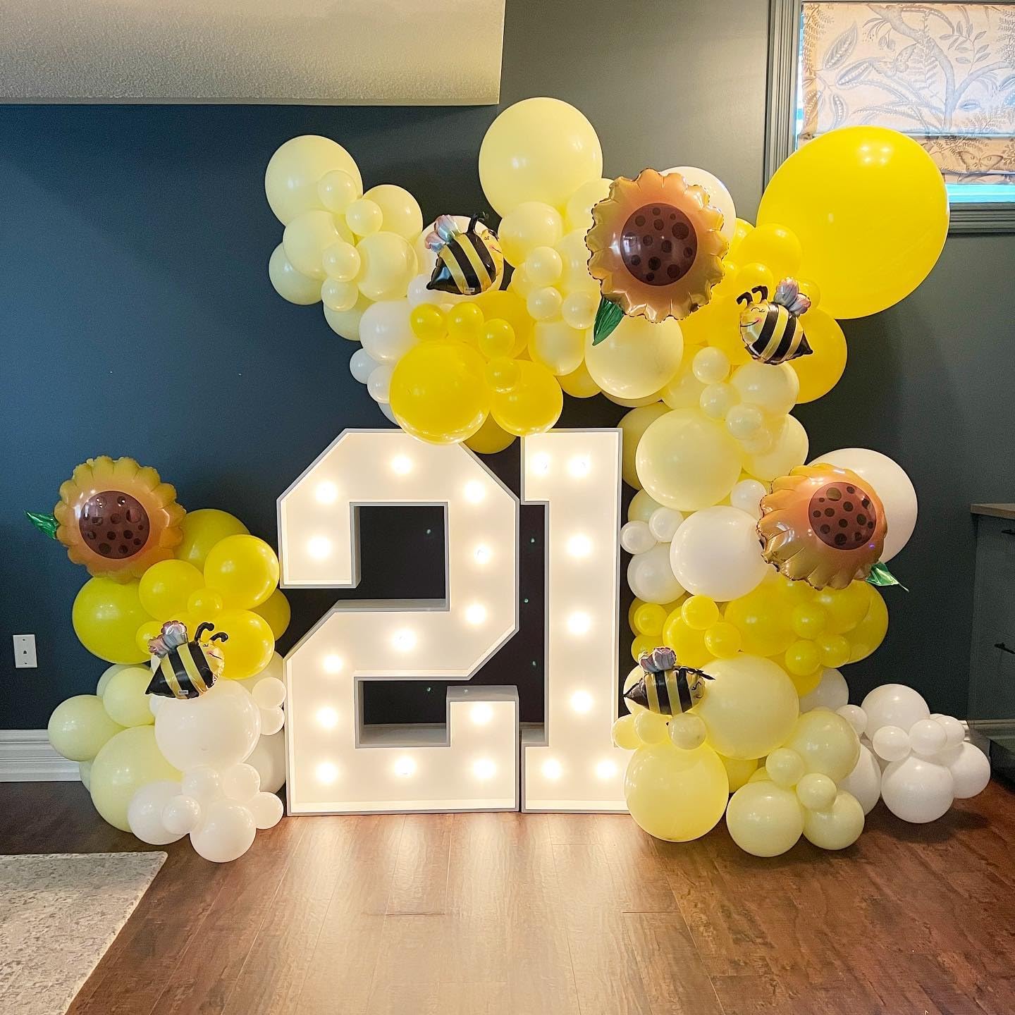 Yellow Balloon Arch Kit, 140Pcs Pastel Yellow White and Gold Confetti Balloons Different Size Balloon for Baby Shower Gender Reveal Birthday Wedding Sunflower Honey Bee Theme Party Decorations