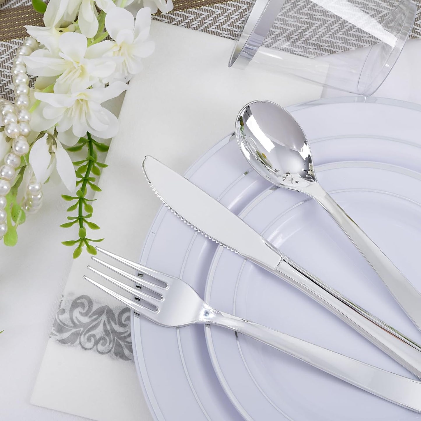 WELLIFE 700 Pieces Silver Plastic Dinnerware Set for 100 Guests - Includes Plates, Cups, Napkins, and Disposable Cutlery - Elegant White & Silver Design, Perfect for Parties and Events