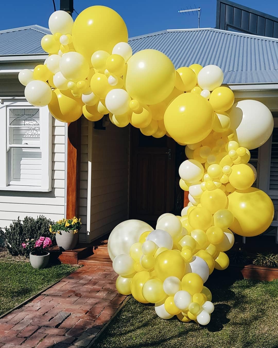 Yellow Balloon Arch Kit, 140Pcs Pastel Yellow White and Gold Confetti Balloons Different Size Balloon for Baby Shower Gender Reveal Birthday Wedding Sunflower Honey Bee Theme Party Decorations