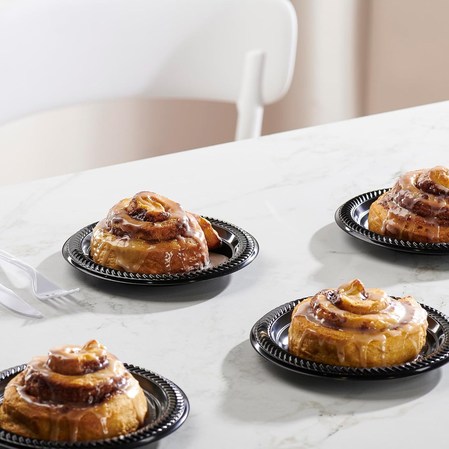 PLASTICPRO 800 PCS Black Plastic Plates Light Weight 6 Inch Plastic Dessert Plates Black Plates Disposable for Party and Wedding