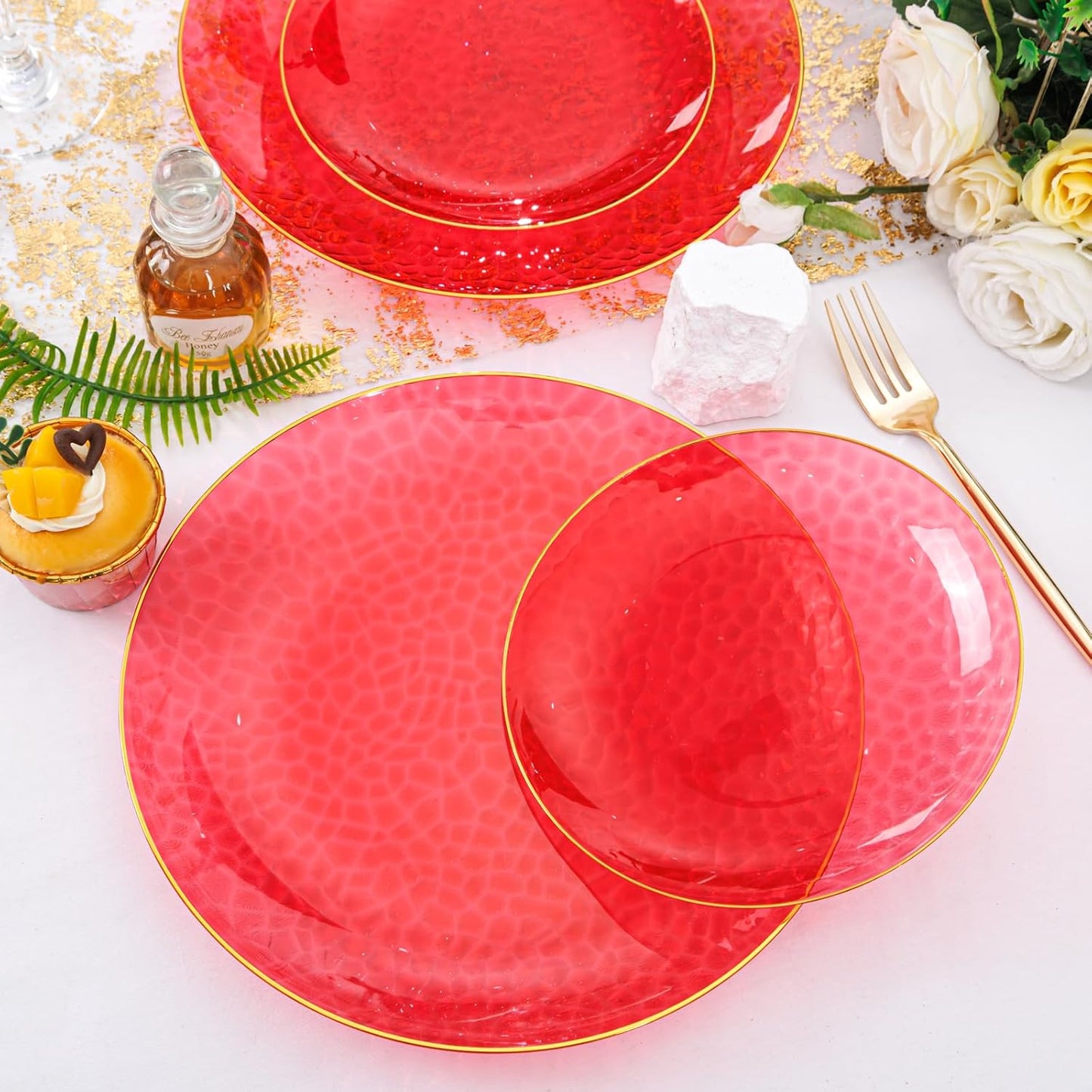 SUT 100Pcs Red Plastic Plates, Hammered Plates Disposable Heavy Duty, Red Disposable Plates With Gold Rim, Fancy Plastic plates Include 50 Dinner and 50 Dessert Plate for Wedding