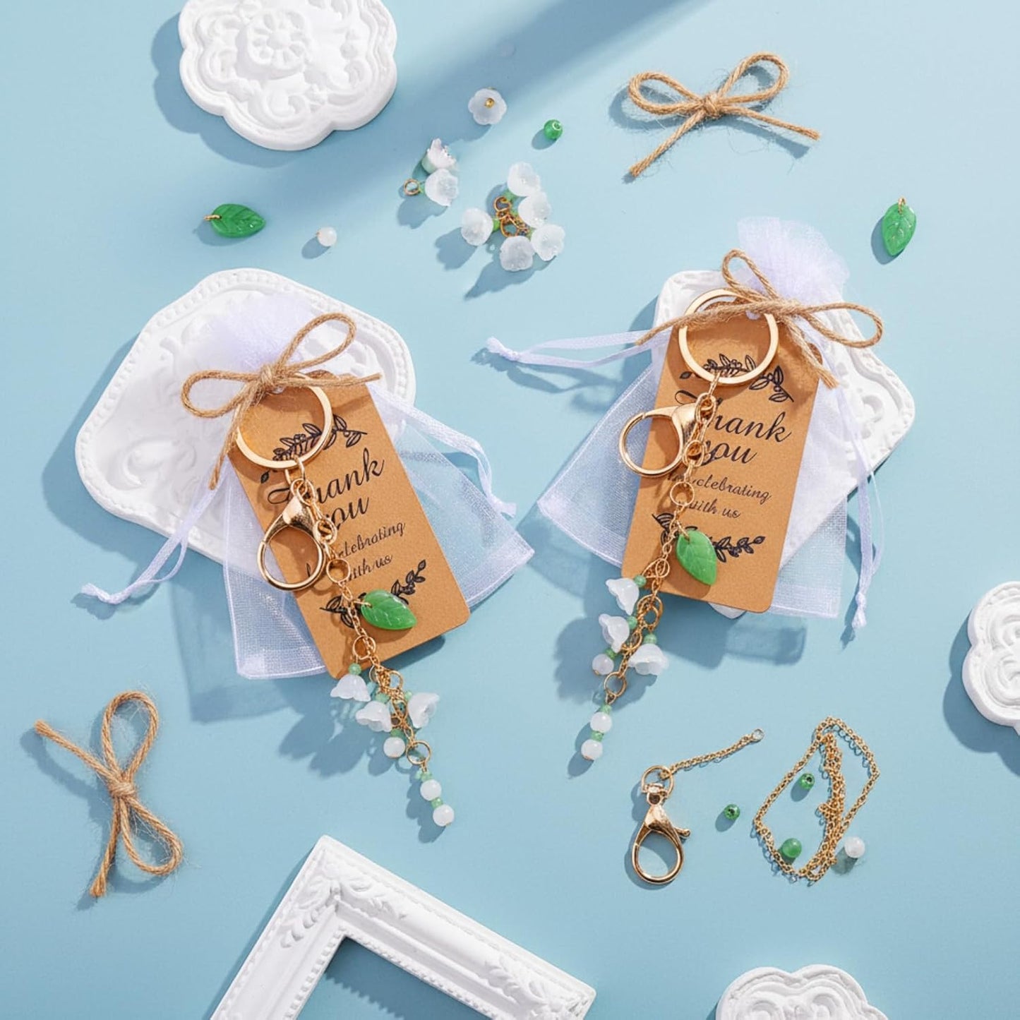 20 Set Christmas Flower Keychain Party Favor Lily of The Valley Keychain Thank You Keyring Gifts with Kraft Tags Organza Bag for Guests Souvenir Baby Shower Wedding Bridal