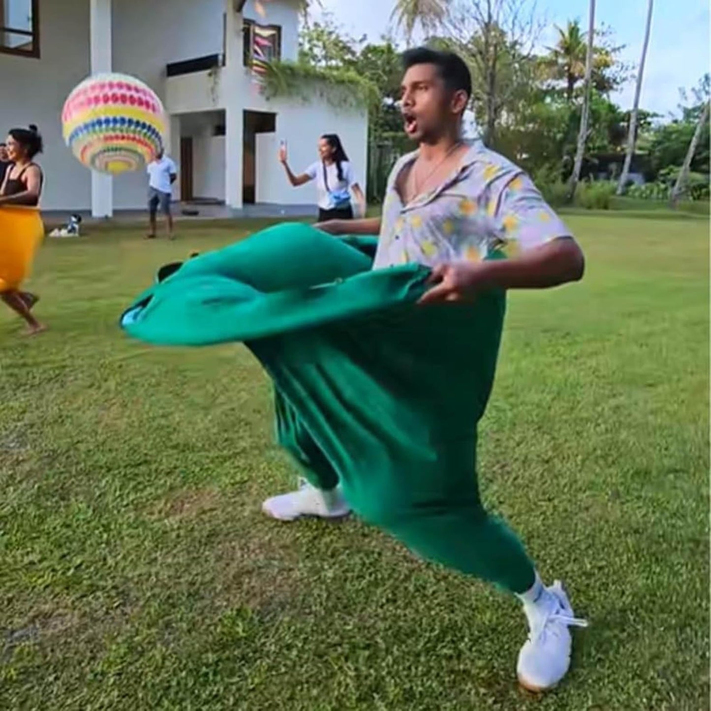 Granny Pants Yard Game, Freaky Party Games Pants with 8 Bouncy Balls and A Pump, Oversized Granny Pants Outdoor Game for Adults, Outdoor Recreational Tossing Games for Team Family Reunion Party（Blue）