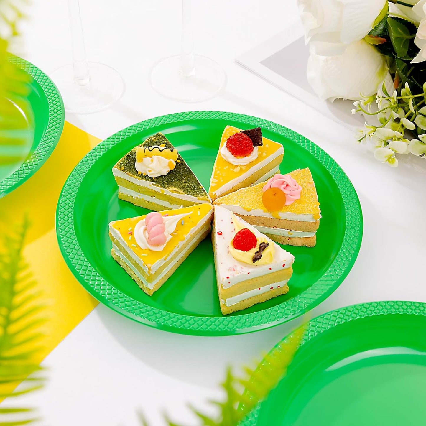 WELLIFE Green Party Plates 7 Inch -150 Count, Plastic Disposable Dessert Plates for Party St. Patrick's Day Easter Cake Appetizers Salad