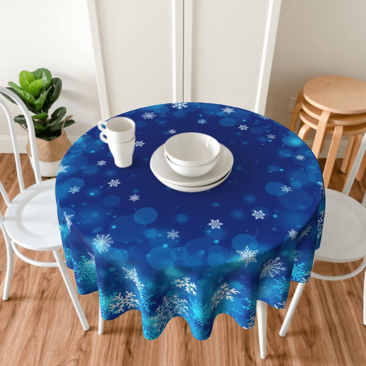 Giwawa Winter Snowflakes Round Tablecloth, Christmas Blue White Snow Table Cloth 60 Inch for Kitchen Dining Decor, Xmas Polyester Fabric Non-Slip Table Cover for Holiday New Year