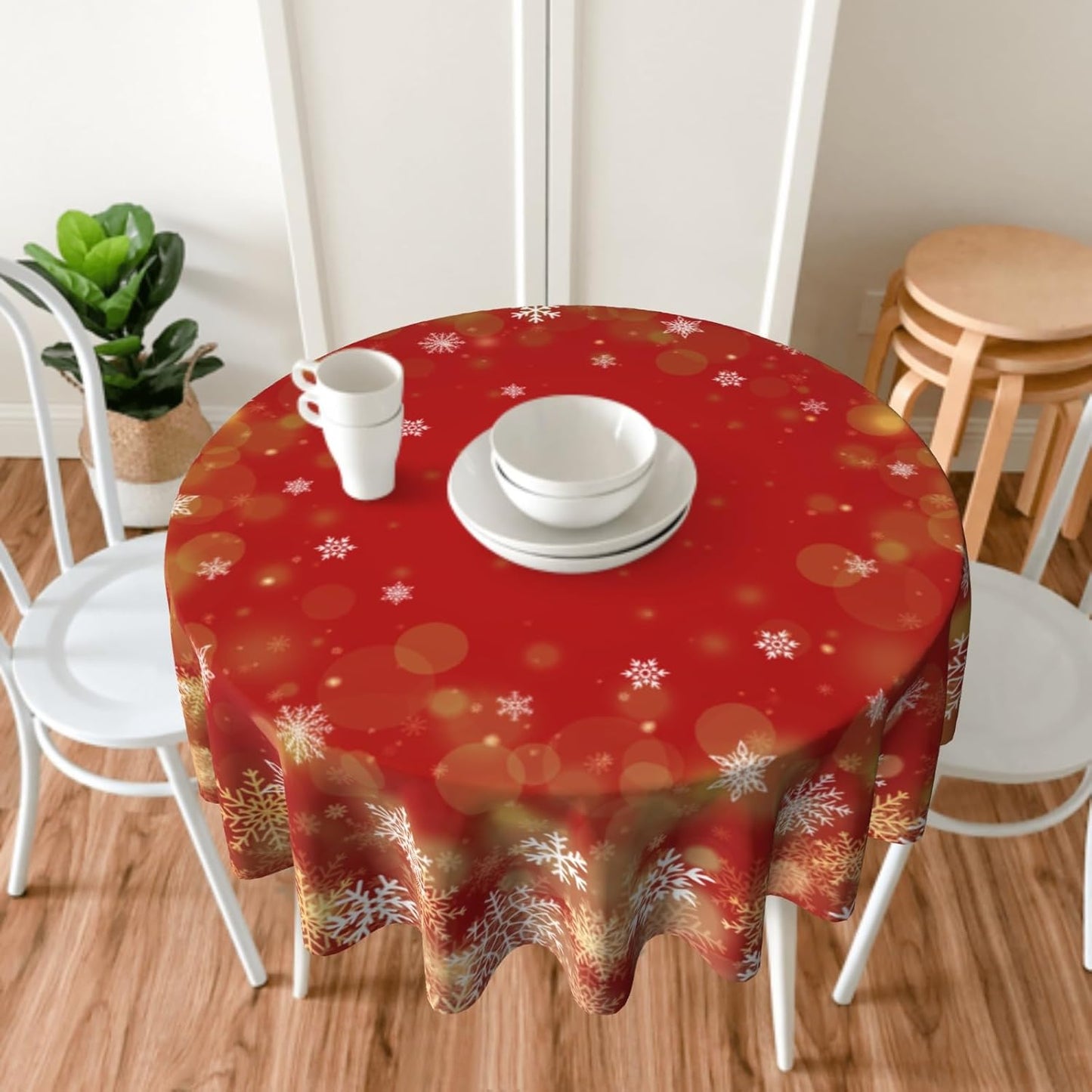 Giwawa Winter Snowflakes Round Tablecloth, Christmas Red Gold White Snow Table Cloth 60 Inch for Kitchen Dining, Xmas Polyester Fabric Non-Slip Table Cover for Holiday New Year Picnic Decor