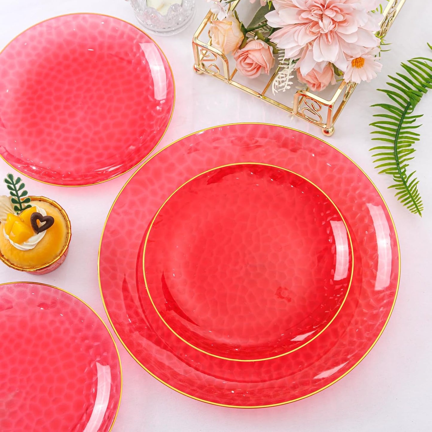 SUT 100Pcs Red Plastic Plates, Hammered Plates Disposable Heavy Duty, Red Disposable Plates With Gold Rim, Fancy Plastic plates Include 50 Dinner and 50 Dessert Plate for Wedding