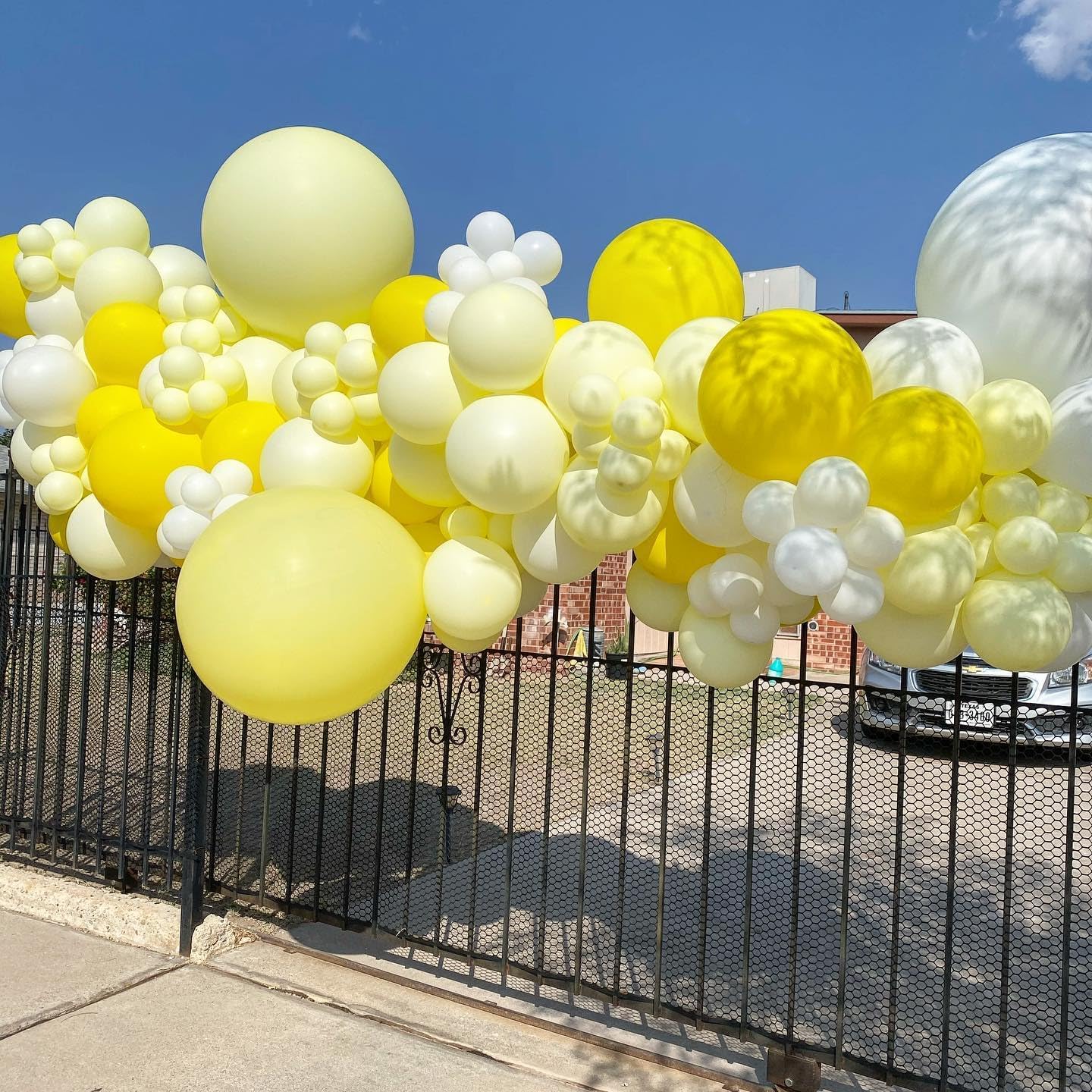 Yellow Balloon Arch Kit, 140Pcs Pastel Yellow White and Gold Confetti Balloons Different Size Balloon for Baby Shower Gender Reveal Birthday Wedding Sunflower Honey Bee Theme Party Decorations