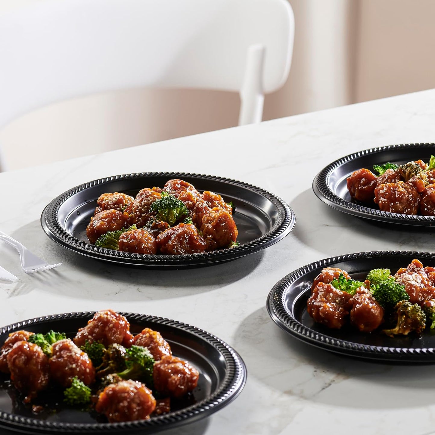 PLASTICPRO 400 PCS Black Plastic Plates Light Weight 9 Inch Plastic Dinner Plate Black Plates Disposable for Party and Wedding