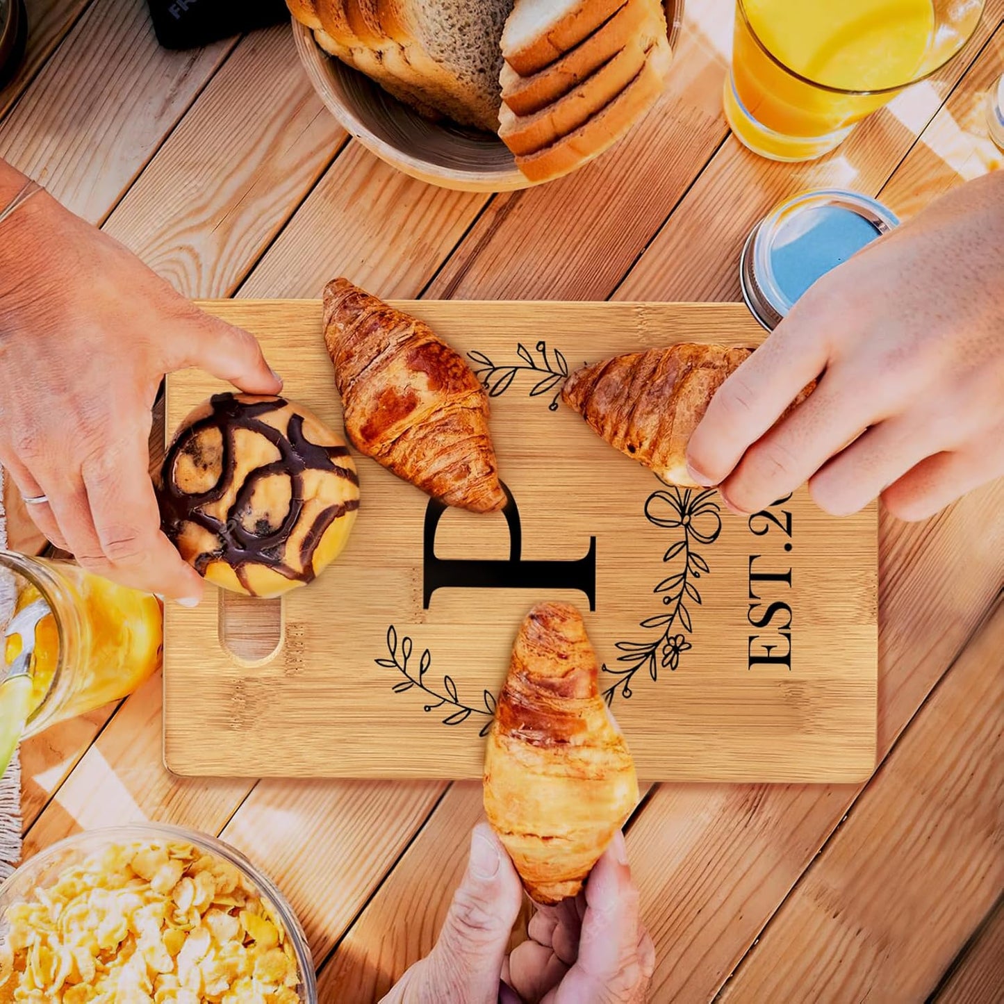 Personalized Cutting Board, Monogrammed Wedding Gift for Couple Newlywed 2025, Initial Birthday Gifts for Women, Gift for Bridal Shower Wedding Shower Engagement Anniversary Housewarming(Letter-P)