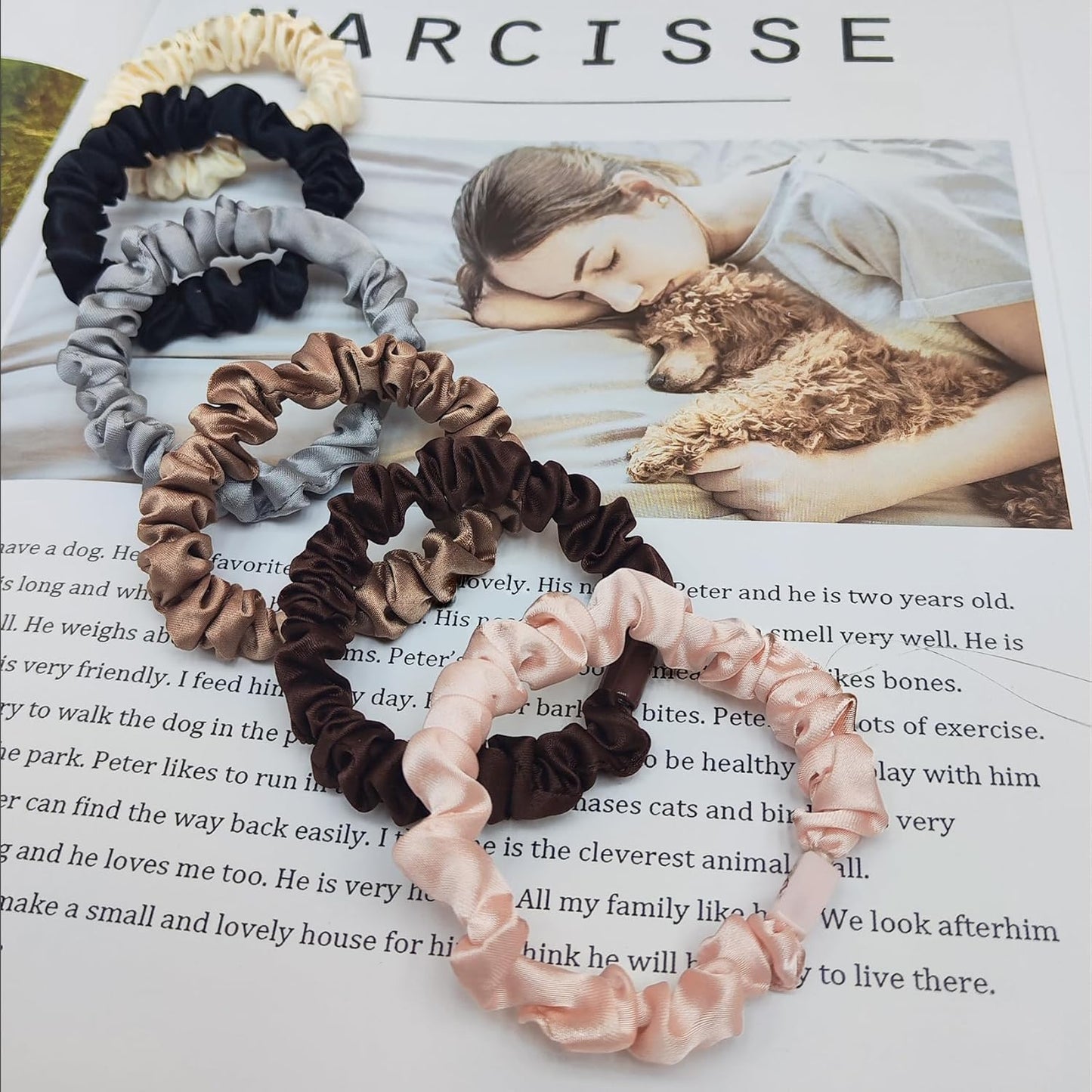 Light Up Scrunchies Christmas Party Favor, Gifts for Girls LED Scrunchy Hair Ties for Women & Girls Hair 80s, Glow in the Dark Party Supplies Festival Rave Accessories for Neon Glow Party