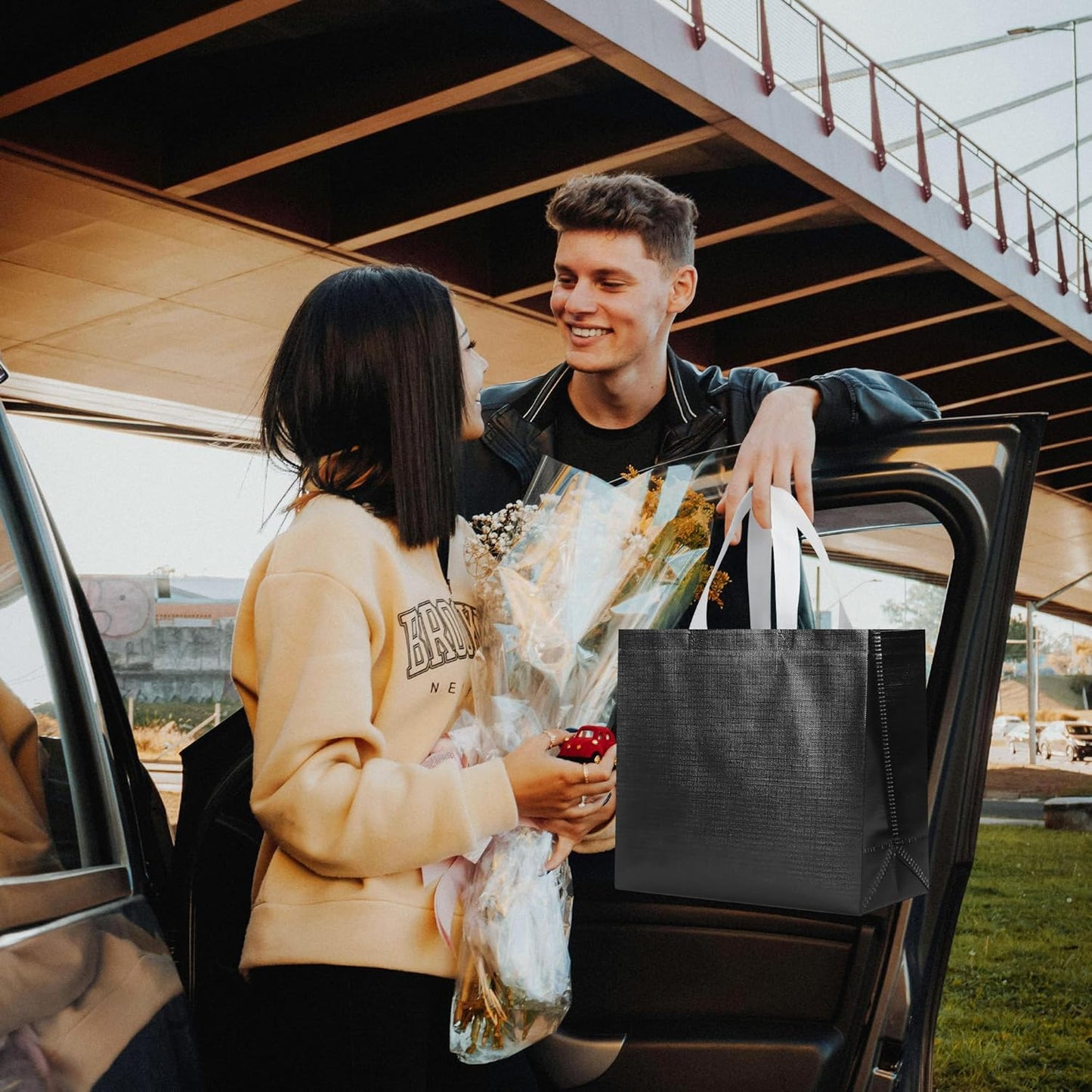 cabzymx Black Reusable Gift Bags with Metallic Design, 25 Pcs Non-woven Gift Bag Bulk with Handles, 12.6x4.7x11 In Glossy Party Bags for Wrapping Gifts, Birthday, Wedding, Parties, Graduation