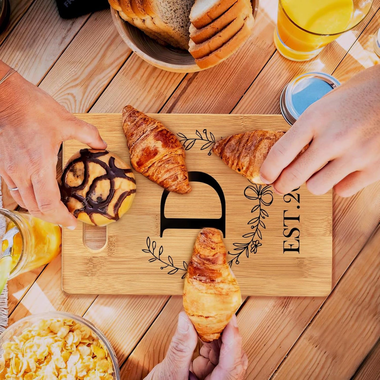 Personalized Cutting Board, Monogrammed Wedding Gift for Couple Newlywed 2025, Initial Birthday Gifts for Women, Gift for Bridal Shower Wedding Shower Engagement Anniversary Housewarming(Letter-D)