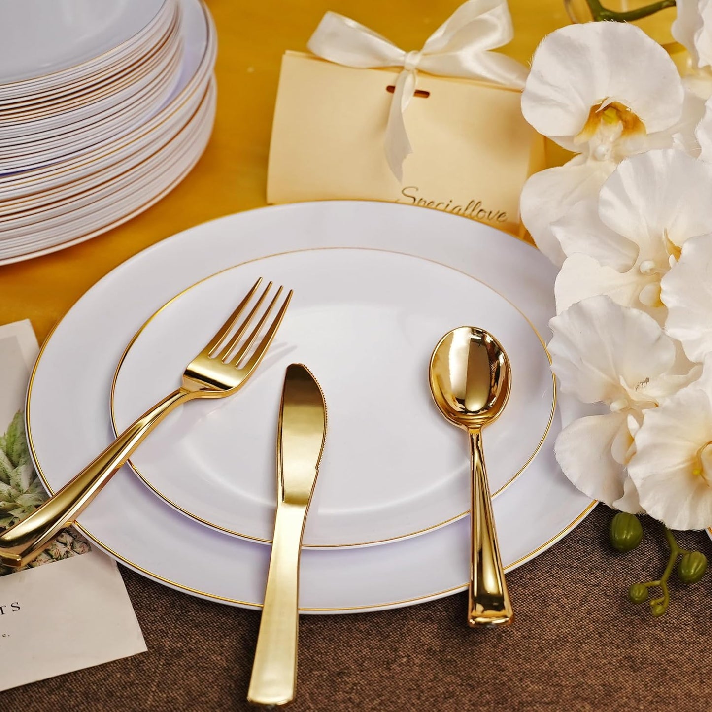 WELLIFE 600PCS White and Gold Plastic Dinnerware Set - Includes 100 Dinner Plates, 100 Dessert Plates, 300 Plastic Cutlery, 100 Cups - Perfect for 100 Guests, Weddings & Parties