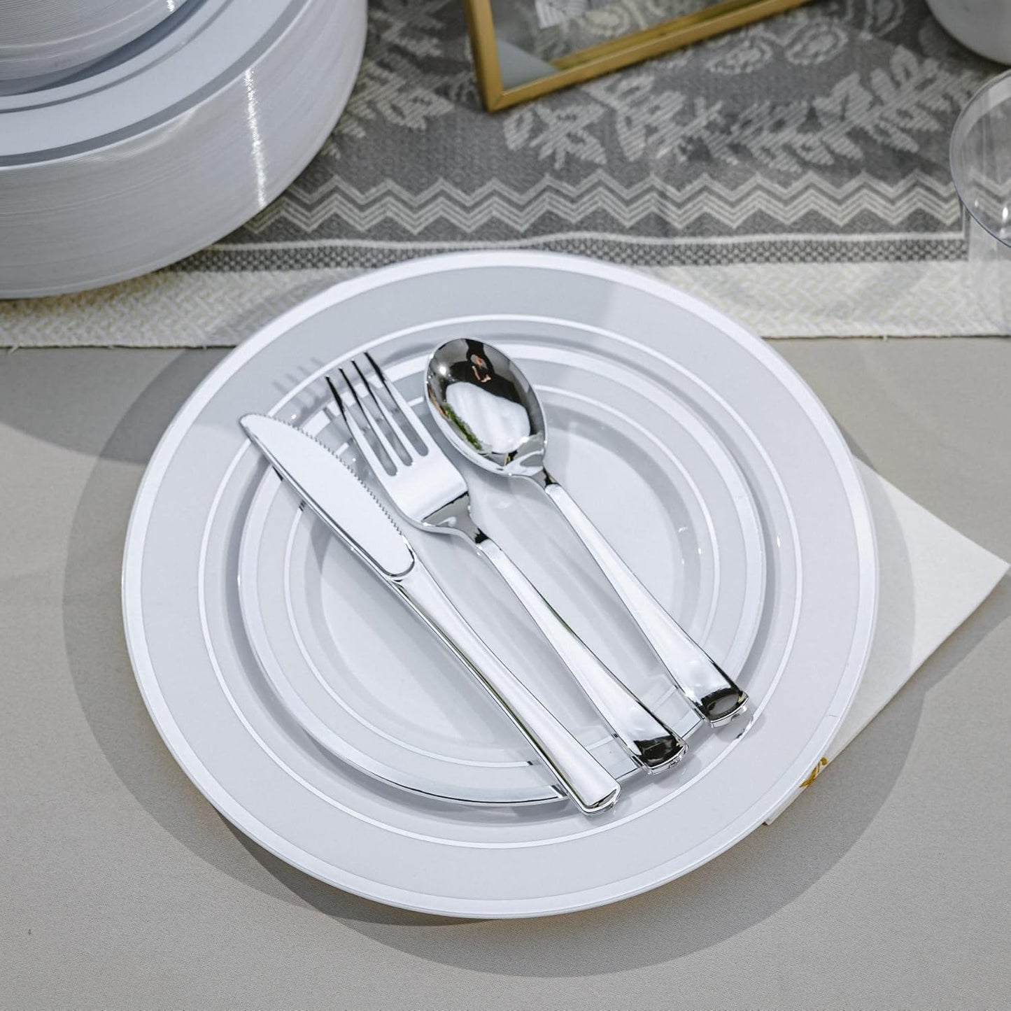 N9R 600PCS Silver Disposable Plastic Plates, Silver Plastic Dinnerware Set Includes 100 Dinner Plates, Dessert Plate, Cups, Spoons, Forks, Knives for 100 Guests, Perfect for Party, Wedding, Birthday