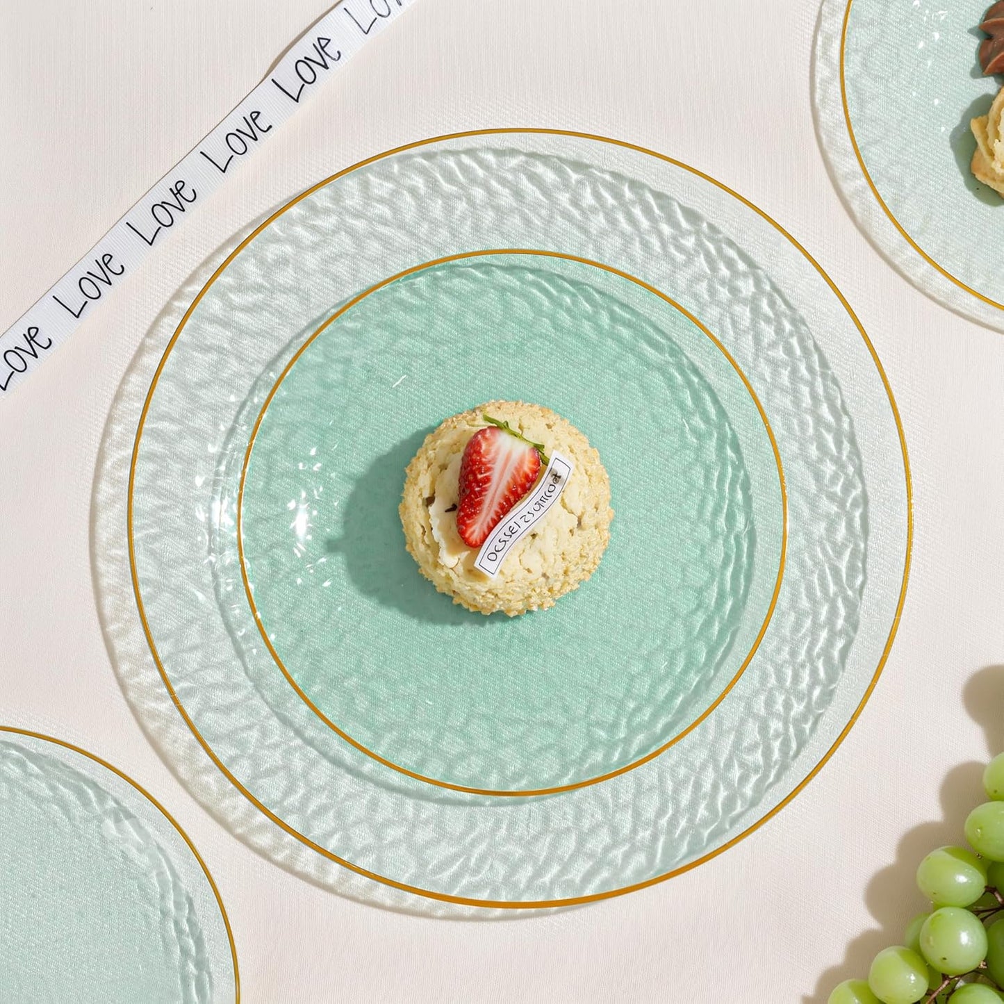 SUT 100Pcs Green Plastic Plates, Hammered Plates Disposable Heavy Duty, Green Disposable Plates With Gold Rim, Fancy Plastic plates Include 50 Dinner and 50 Dessert plates for Wedding