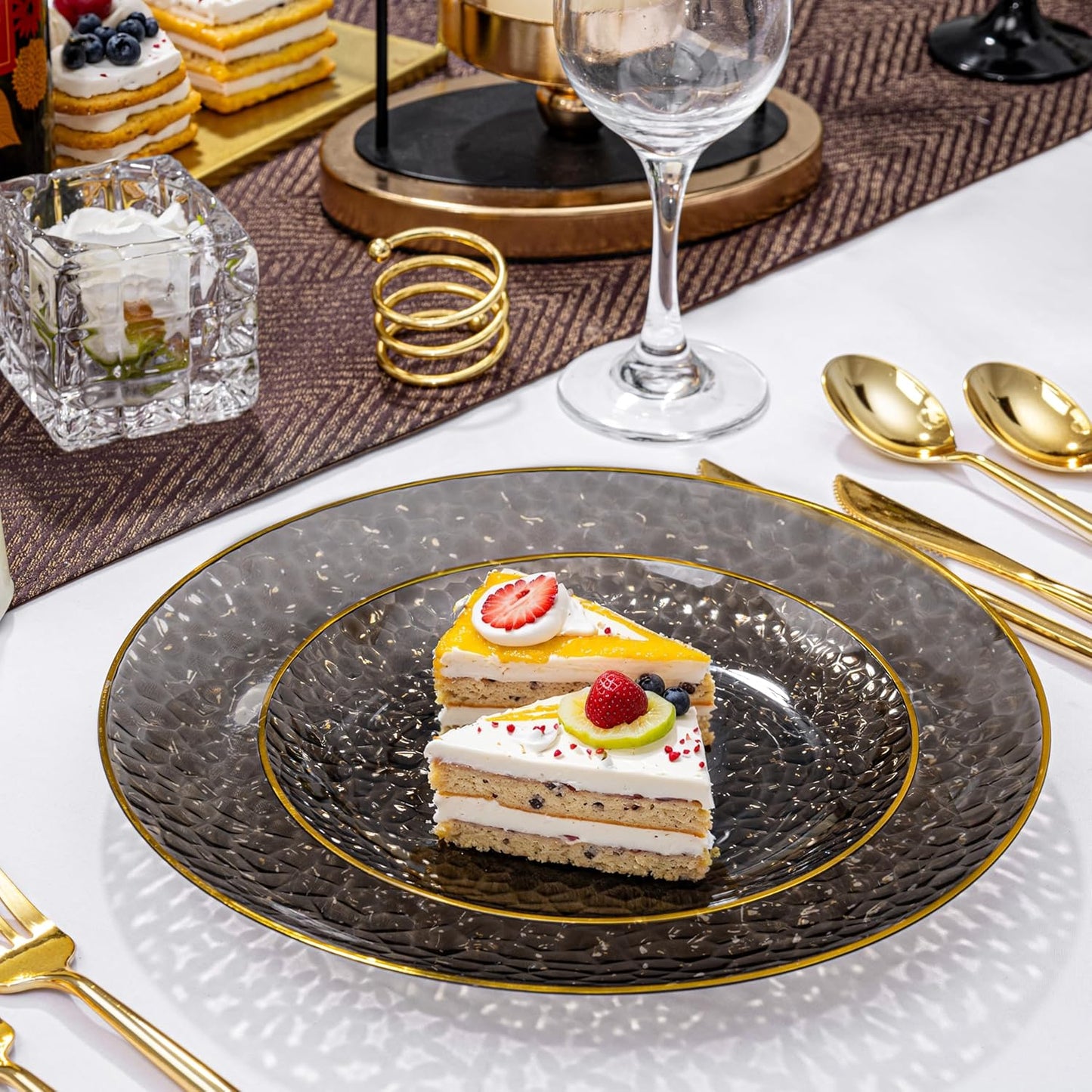 SUT 100Pcs Black Plastic Plates, Hammered Plates Disposable Heavy Duty, Black Disposable Plates With Gold Rim, Fancy Plastic plates Include 50 Dinner and 50 Dessert plates for Wedding